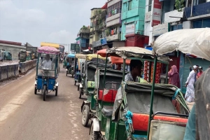 মাধবপুরে মহাসড়ক দখল করে রিকশার দাপট