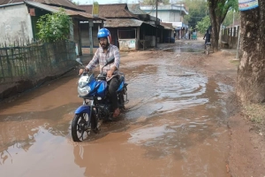 শ্রীমঙ্গল-শমশেরগঞ্জ সড়ক: ২২ কিলোমিটারের দুর্ভোগ গিয়ে জমেছে পাঁচ কিলোমিটারে