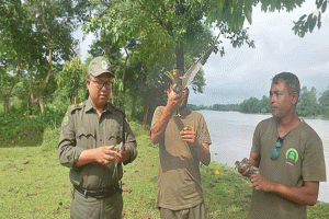 রাতারগুলে ধরা’র উদ্যোগে বস্তাবন্দী পাখি আকাশে অবমুক্ত