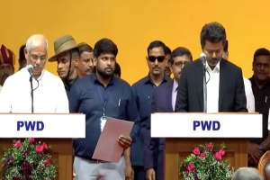 তামিলনাড়ুর মুখ্যমন্ত্রী হিসেবে শপথ নিলেন থালাপতি বিজয়