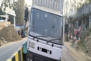 বড়লেখায় জজ কোর্টের সামনে ফের ট্রাক দুর্ঘটনা, অল্পের জন্য চালকের রক্ষা