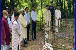 জুলাই অভ্যুত্থানে নিহত ৪ শহীদের কবরে শ্রদ্ধা জ্ঞাপন সিলেটের ডিসি’র