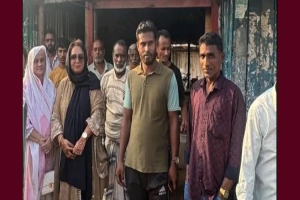 বড়লেখায় ঘরে ঘরে গিয়ে মানুষের খোঁজ নিলেন ফৌজিয়া আহমদ