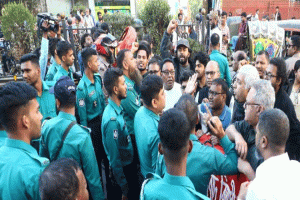 সিলেটে বাম জোটের মিছিলে পুলিশের বাধা, ব্যারিকেডের মধ্যেই সমাবেশ