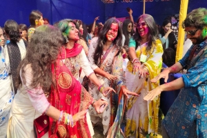 শ্রীমঙ্গলে বর্ণাঢ্য আয়োজনে দোল উৎসব পালন