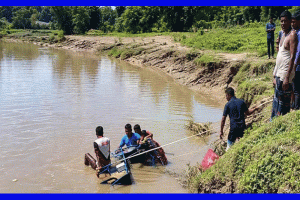 কমলগঞ্জে নিয়ন্ত্রণ হারিয়ে নদীতে অটোরিকশা, চালক নিখোঁজ